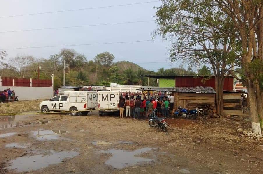 Lugar donde murieron baleados dos sujetos que almorzaban en La Libertad, Petén. (Foto Prensa Libre: Cortesía). 
 
