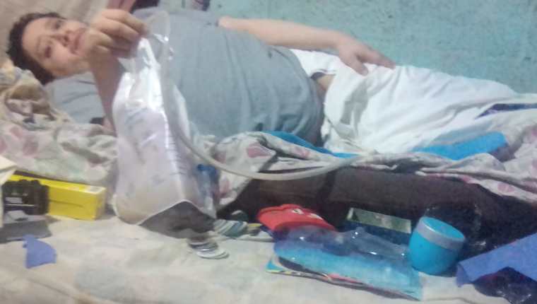 Manuel Cifuentes permanece en su cama debido al accidente que sufrió. (Foto Prensa Libre: Cortesía).  