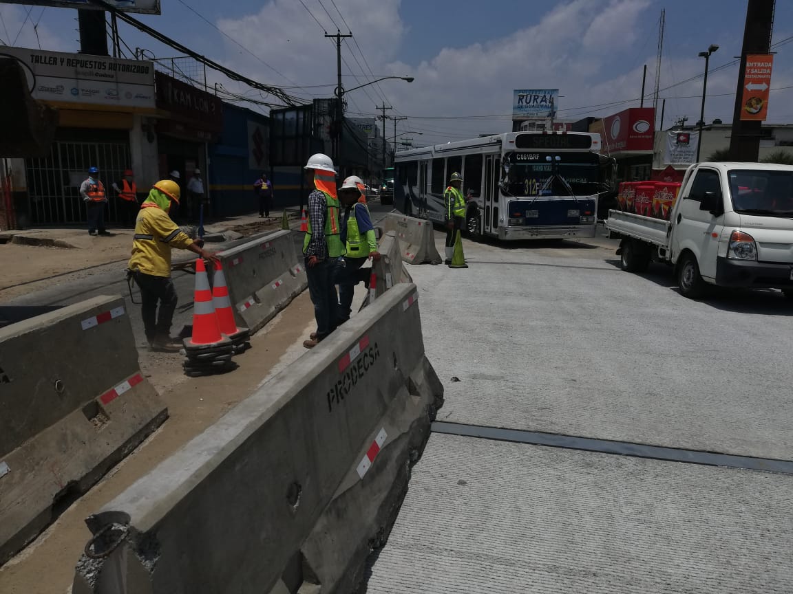 Trabajadores retiran los separadores de concreto para habilitar carriles temporalmente en la Calle Martí. (Foto Prensa Libre: Cortesía Amílcar Montejo). 