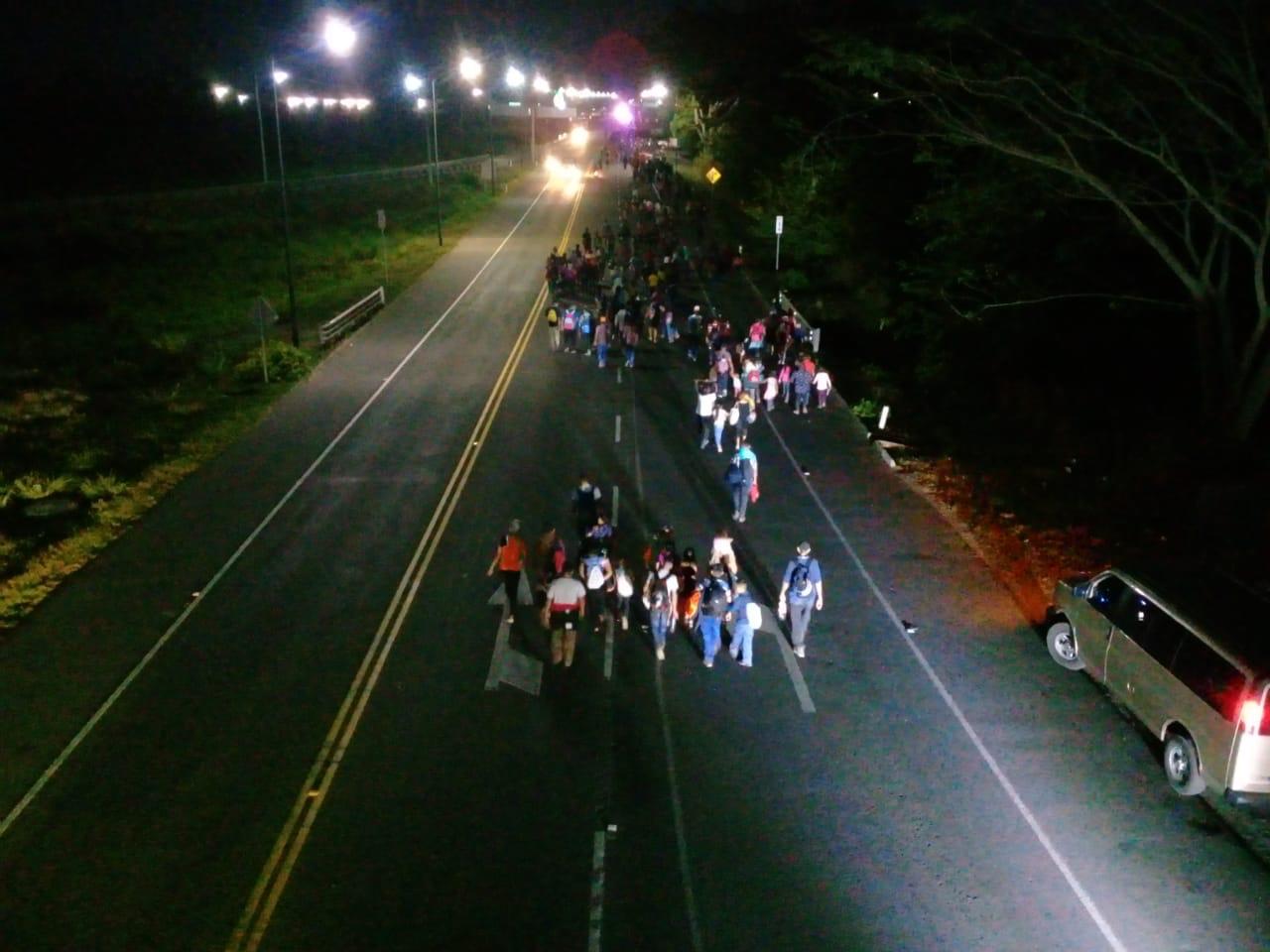 Migrantes hondureños cruzan la frontera en Guatemala y México. (Foto Prensa Libre: Whitmer Barrera).