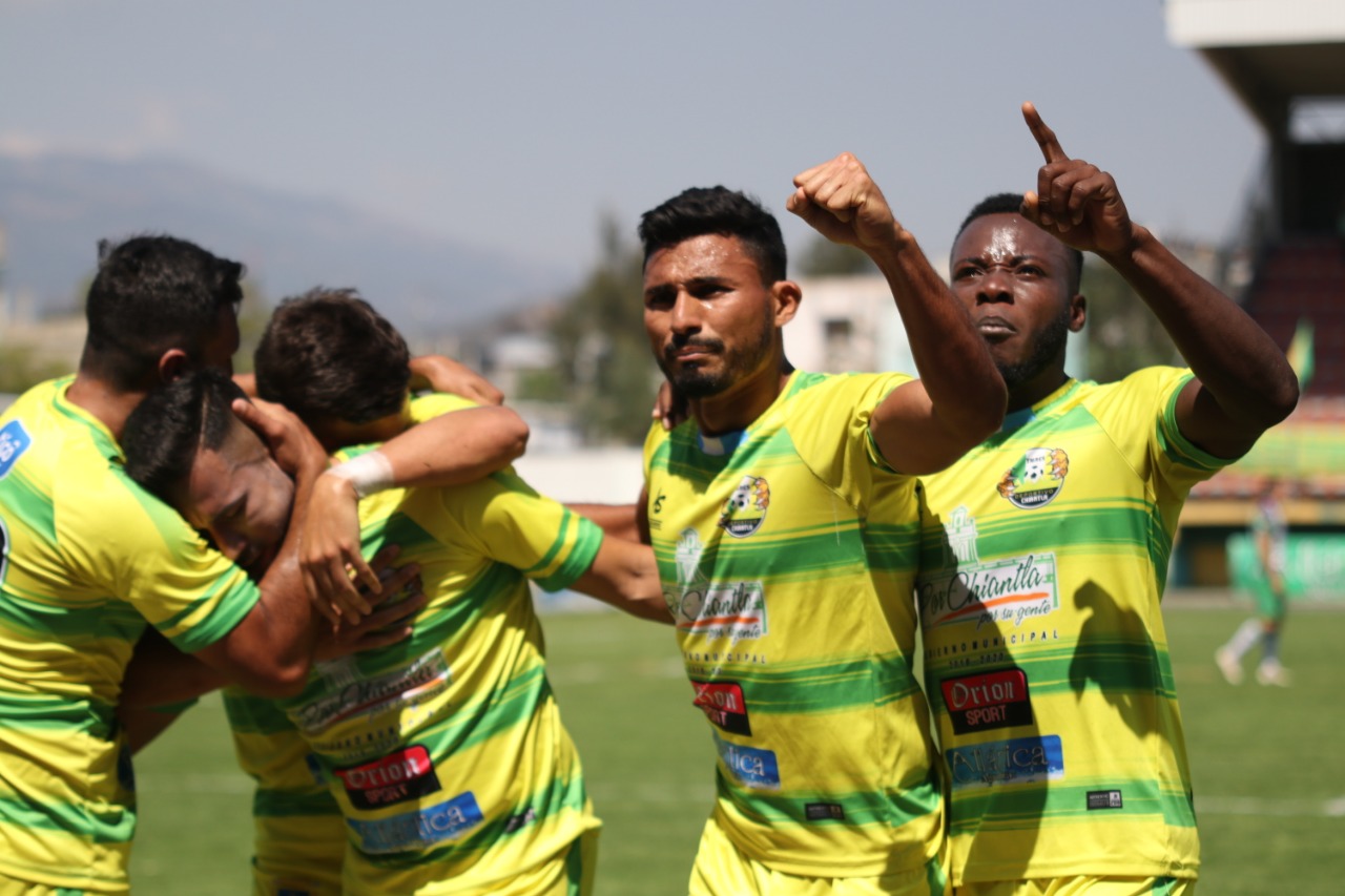 Los jugadores de Deportivo Chiantla celebran el gol de Luis Nieves que les dio la victoria contra Antigua GFC. (Foto Prensa Libre: Mike Castillo)