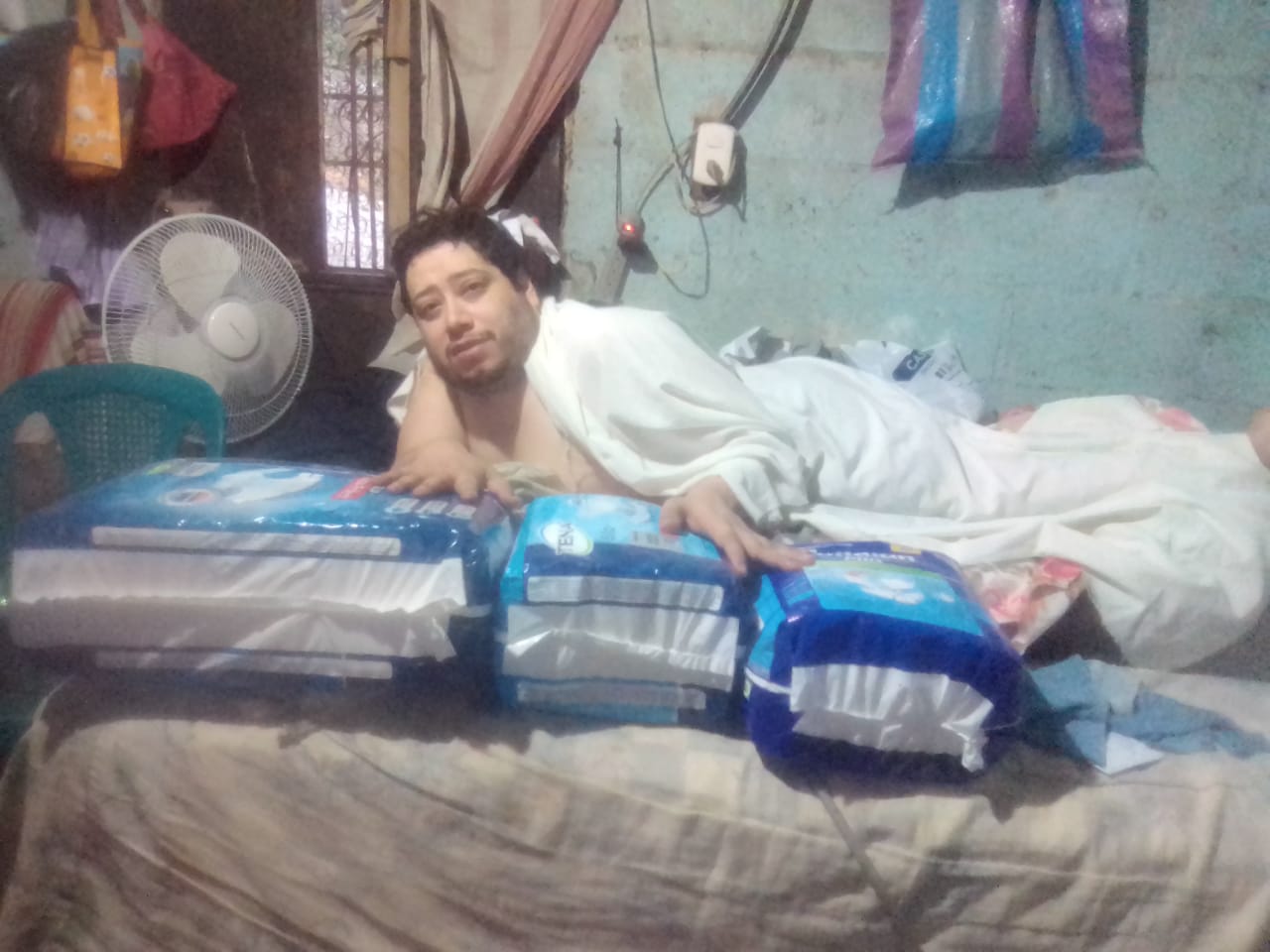 Manuel Cifuentes junto a alguna de la ayuda que ha recibido. (Foto Prensa Libre: Cortesía).