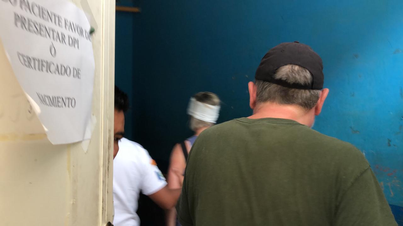 Turistas ingleses asaltados reciben atención médica en Cobán, Alta Verapaz. (Foto Prensa Libre: Eduardo Sam). 