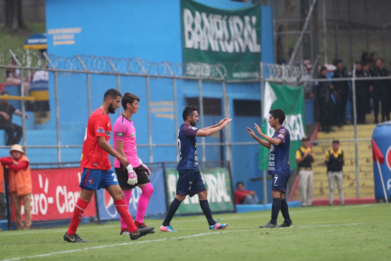Carlos Kamiani Félix celebra después de anotar el 0-2 de los altenses en su visita a Municipal. (Foto Prensa Libre: Francisco Sánchez)