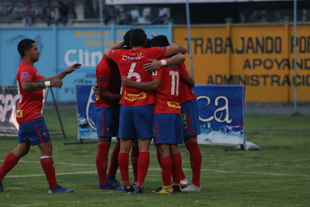 Los jugadores de Municipal celebran en la victoria 6-1 contra Chiantla. (Foto Prensa Libre: Mike Castillo)