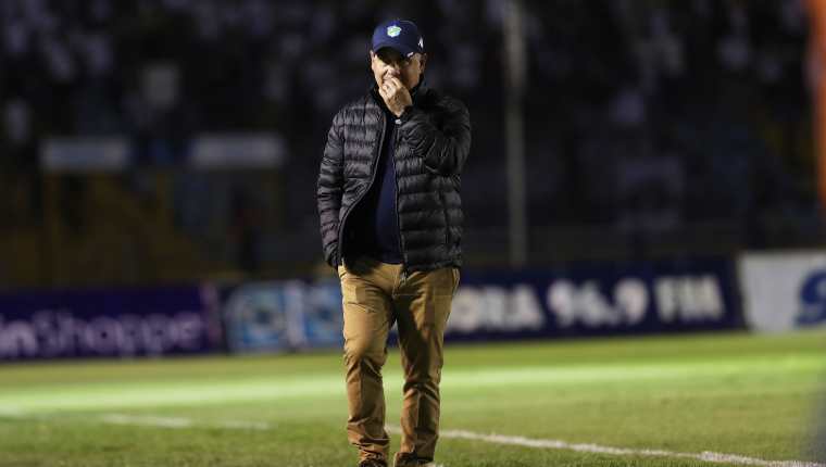 William Coito Olivera deja de ser técnico de Comunicaciones, tras la derrota 1-3 en el Clásico 305. (Foto Prensa Libre: Francisco Sánchez).