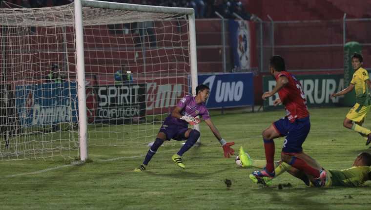 Carlos Kamiani Félix anotó un doblete en la victoria de Xelajú MC. (Foto Prensa Libre: Raúl Juárez) 