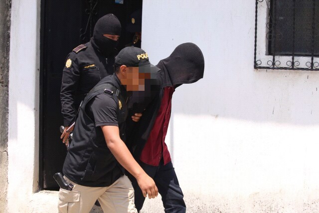 Agentes de la Policía Nacional Civil conducen a Tribunales a David Alejandro Pascual Argueta el día de su captura. (Foto Prensa Libre: Cortesía) 