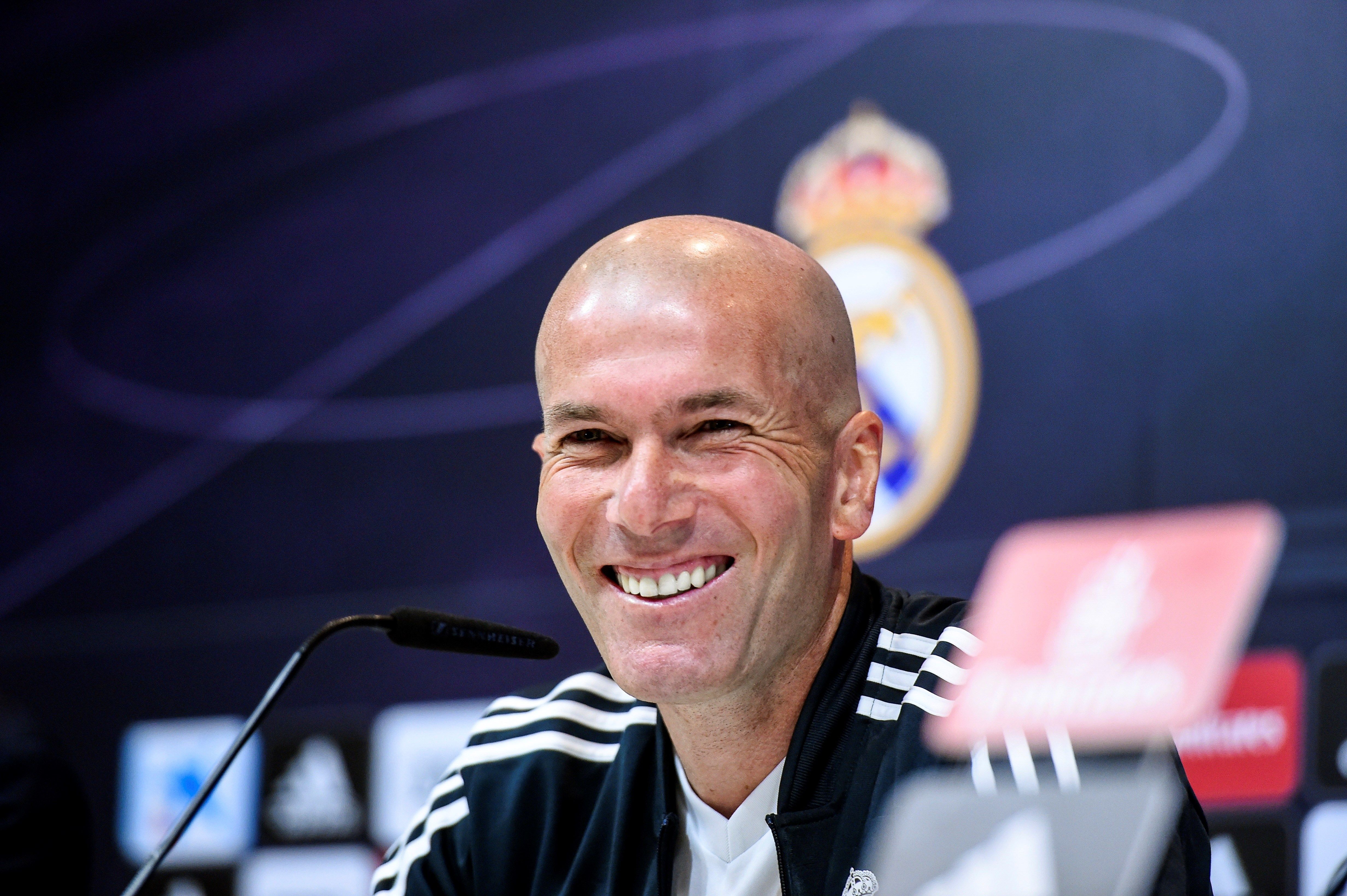 El entrenador francés del Real Madrid Zinedine Zidane durante la rueda de prensa tras el entrenamiento de este sábado en la Ciudad Deportiva de Valdebebas. (Foto Prensa Libre: EFE)