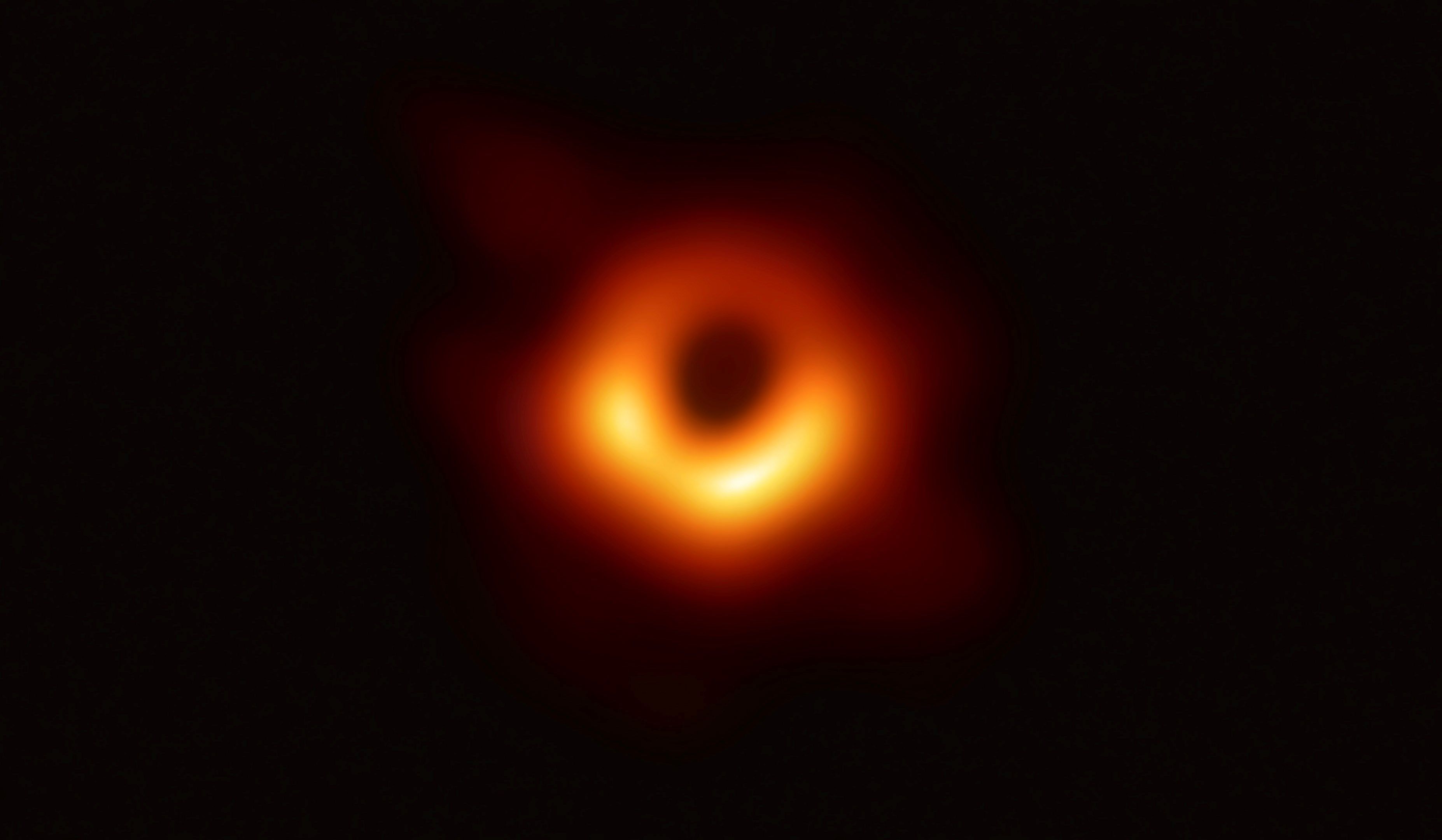 La primera imagen obtenida de un agujero negro, uno de los grandes misterios del Universo. (Foto Prensa Libre: EFE)