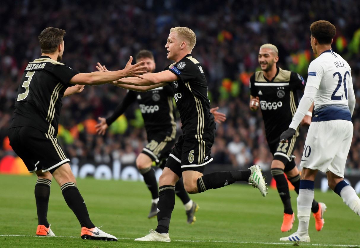 Donny Van de Beek (c) del Ajax celebra un gol ante Tottenham con sus compañeros. (Foto Prensa Libre: EFE).