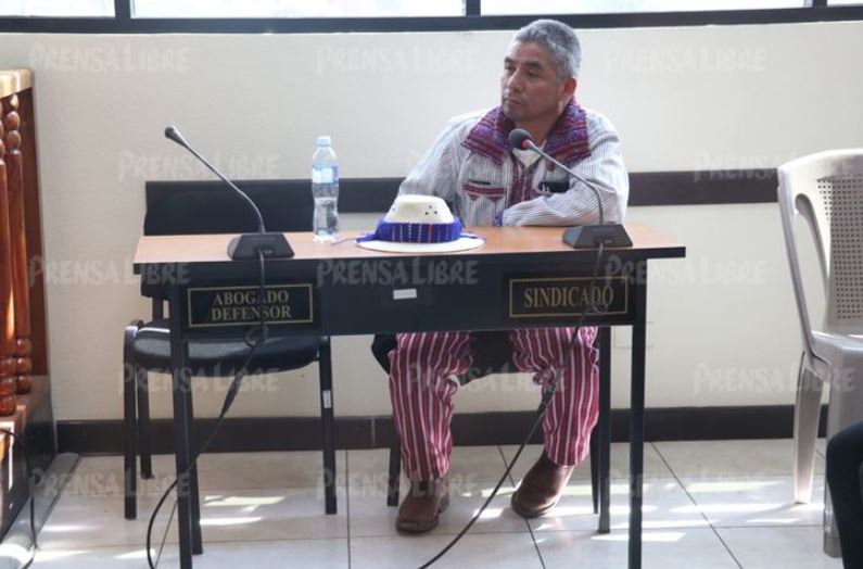 Andrés Mendoza Calmo, alcalde de Todos Santos Cuchumatán, Huehuetenango, llega al juzgado de instancia penal. (Foto Prensa Libre: Mike Castillo)
