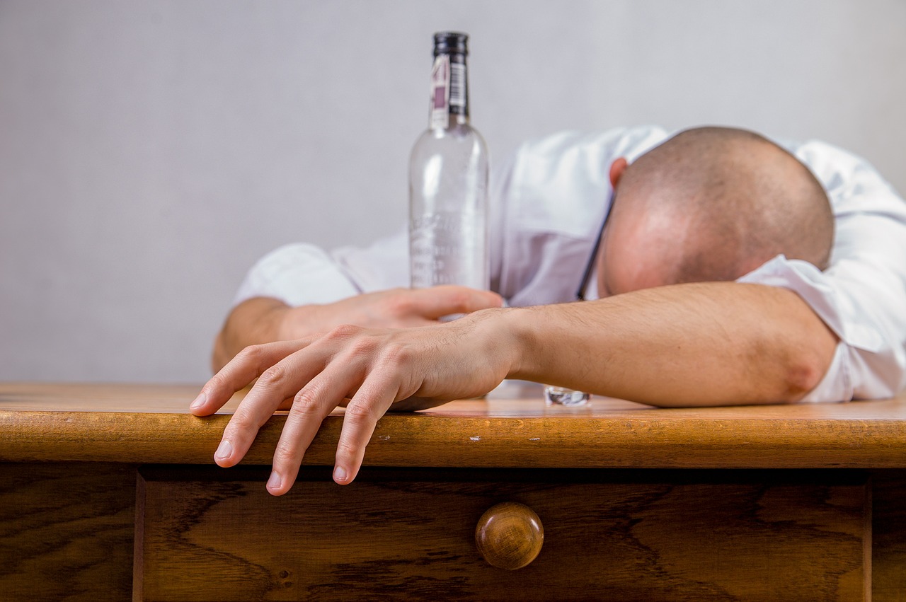 Toda persona que bebe alcohol puede tener resaca, pero algunas son más propensas que otras. (Foto Prensa Libre: Servicios) 