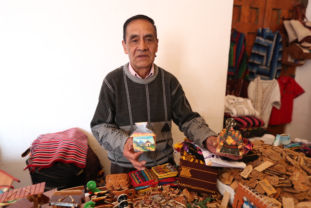 Artesanos ofrecen diversos productos en los que destacan a Quetzaltenango. (Foto Prensa Libre: María Longo) 