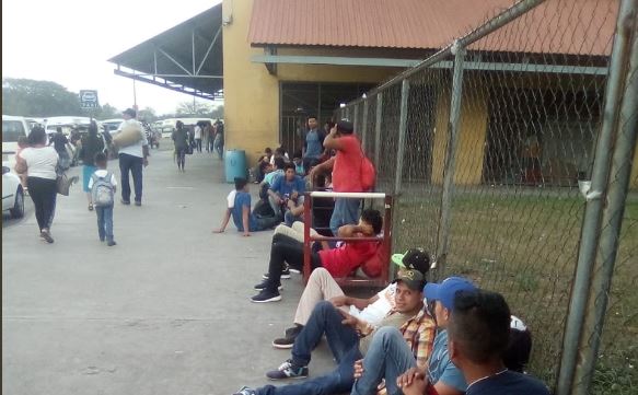 Adultos y varios niños comienzan a llegar a San Pedro Sula, después de la convocatoria para conformar la quinta caravana de migrantes. (Foto: Twitter/@willi_sarmiento)