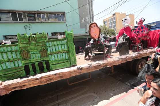 Los estudiantes de la USAC realizaron varias carrozas que critican el acontecer nacional. Foto Prensa Libre: Juan Diego González