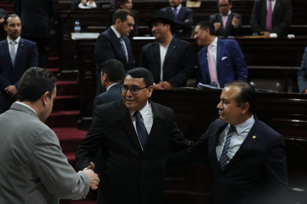 Edwin Humberto Salazar es felicitado por diputados luego de ser juramentado como contralor. (Foto Prensa Libre: Érick Ávila)