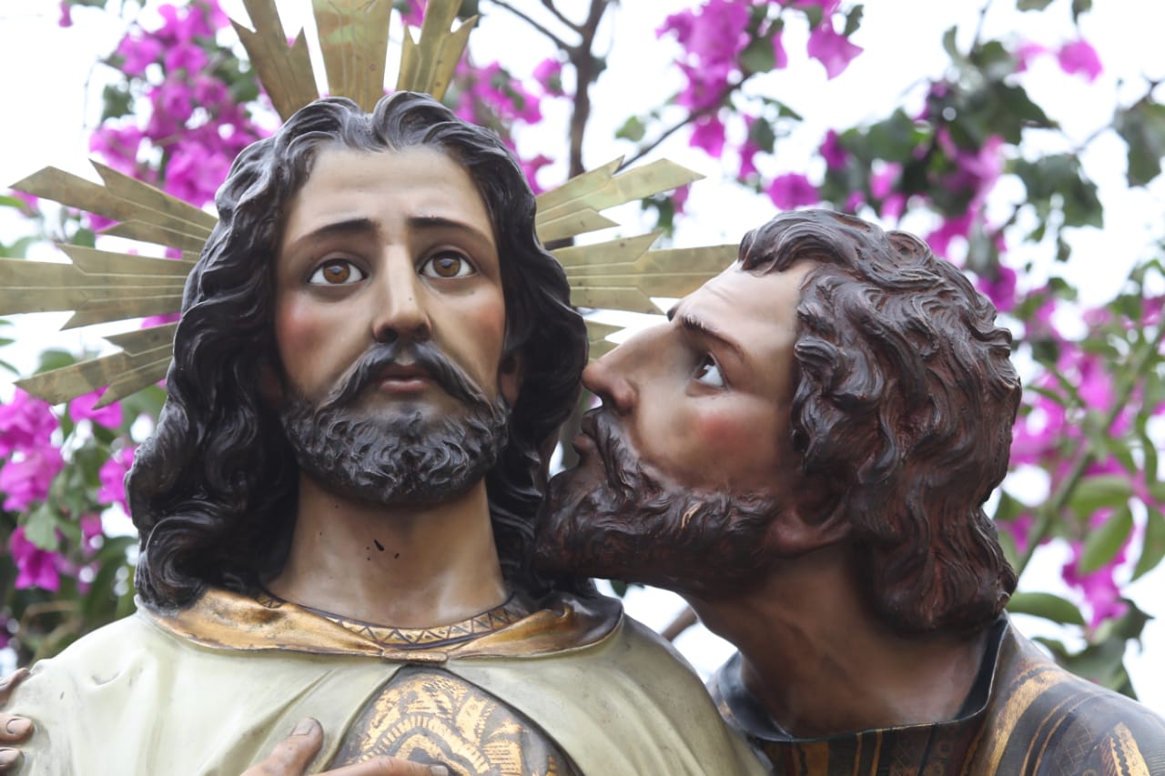 El beso de Judas, representado en uno de los pasos de la iglesia Santo Domingo, en la zona 1 de la capital (Foto Prensa Libre: Óscar Rivas).