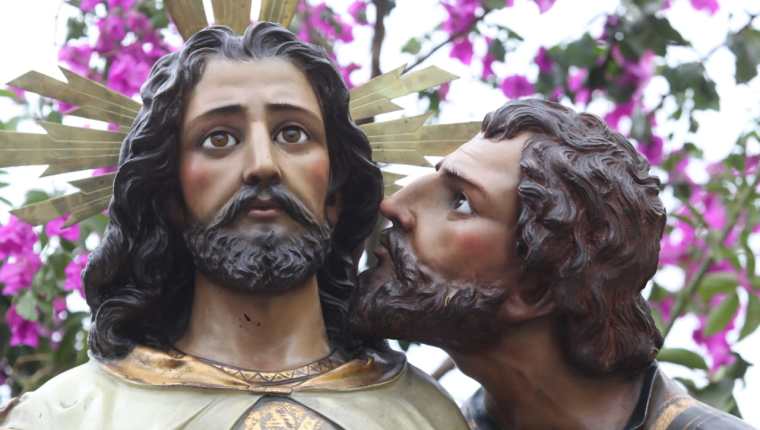 El beso de Judas, representado en uno de los pasos de la iglesia Santo Domingo, en la zona 1 de la capital (Foto Prensa Libre: Óscar Rivas).