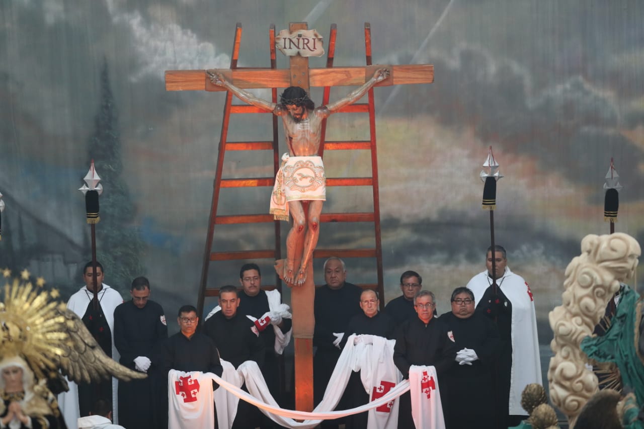 Descendimiento de Jesús en la iglesia La Recolección (Foto Prensa Libre: Óscar Rivas).