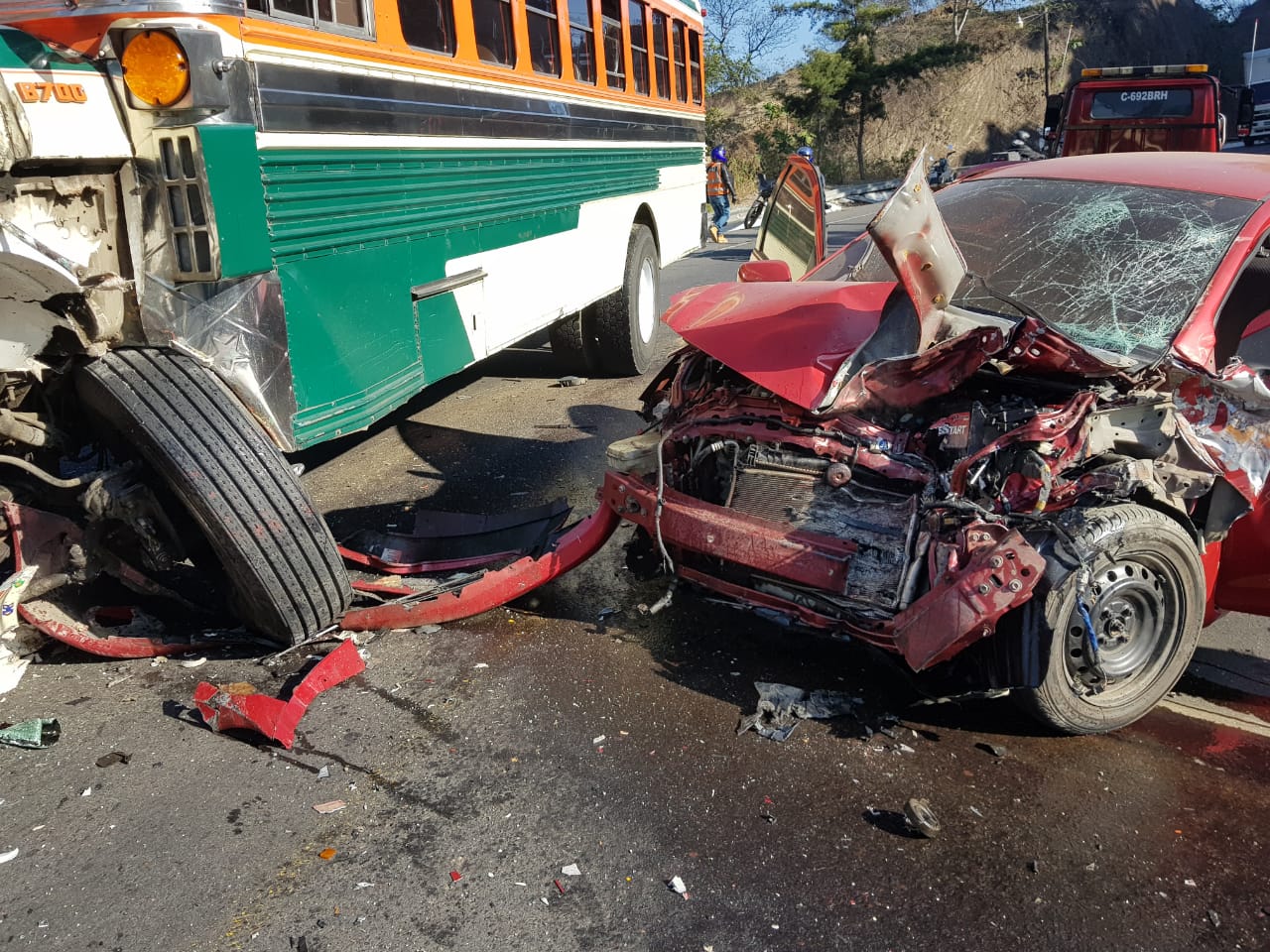 Los Bomberos Municipales Departamentales atienden la emergencia en el km 65 de la Ruta Nacional 14. (Foto Prensa Libre: Cortesía)