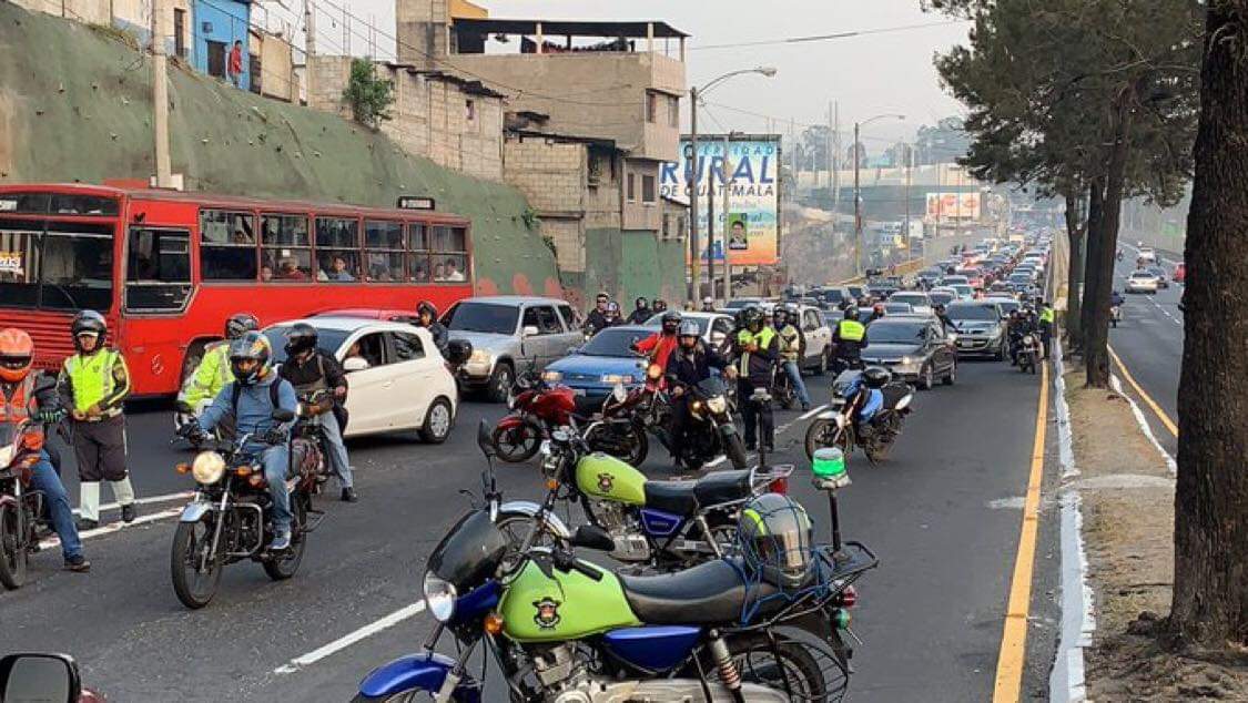 Personas bloquean el ingreso a la Ciudad de Guatemala, al final del Anillo Periférico, donde se manifiestan por falta de agua. (Foto Prensa Libre: Esbin García)