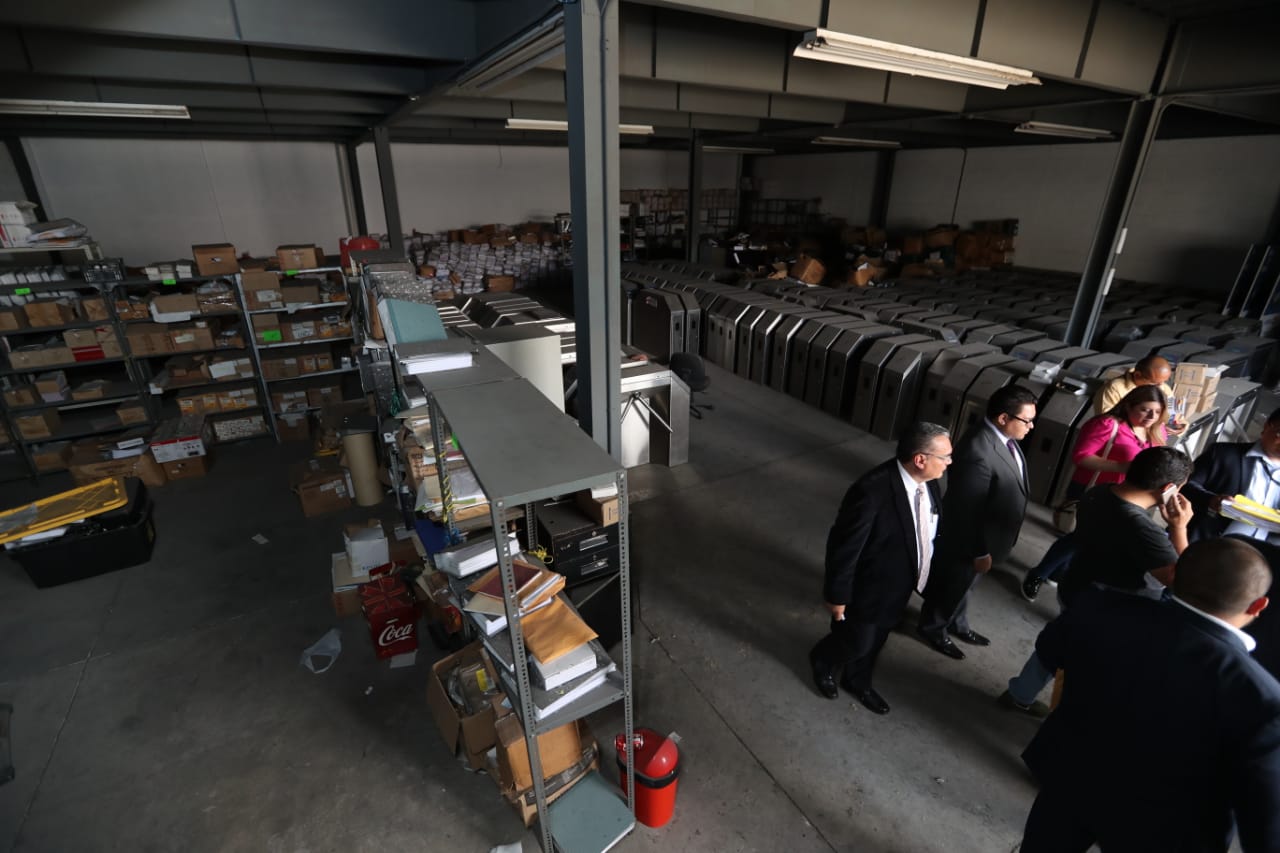 Una audiencia fuera de la judicatura se realizó en una bodega de la zona 4 donde guardan equipo del Transurbano. (Foto Prensa Libre: Erick Ávila)