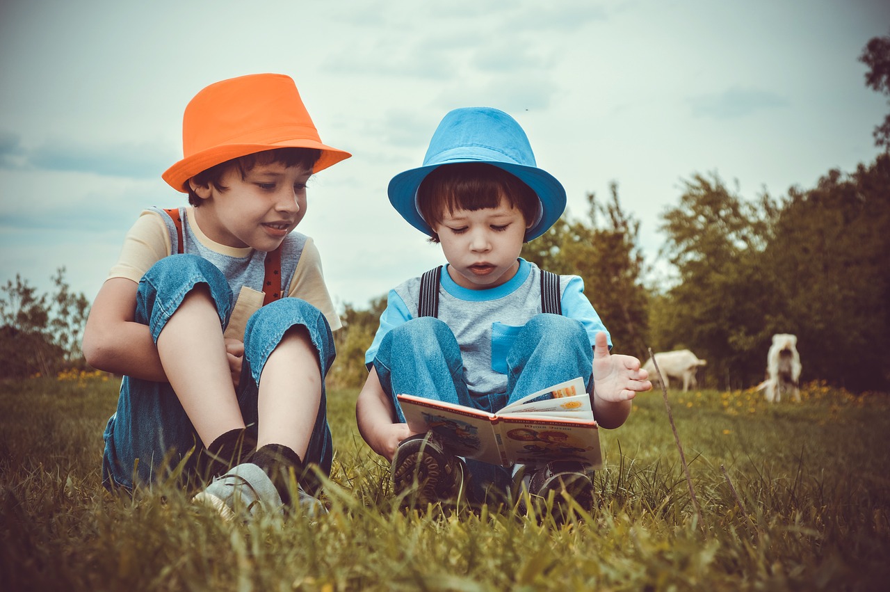 Promover el hábito de lectura en sus hijos les traerá grandes beneficios para su desarrollo. (Foto Prensa Libre: Pixabay)