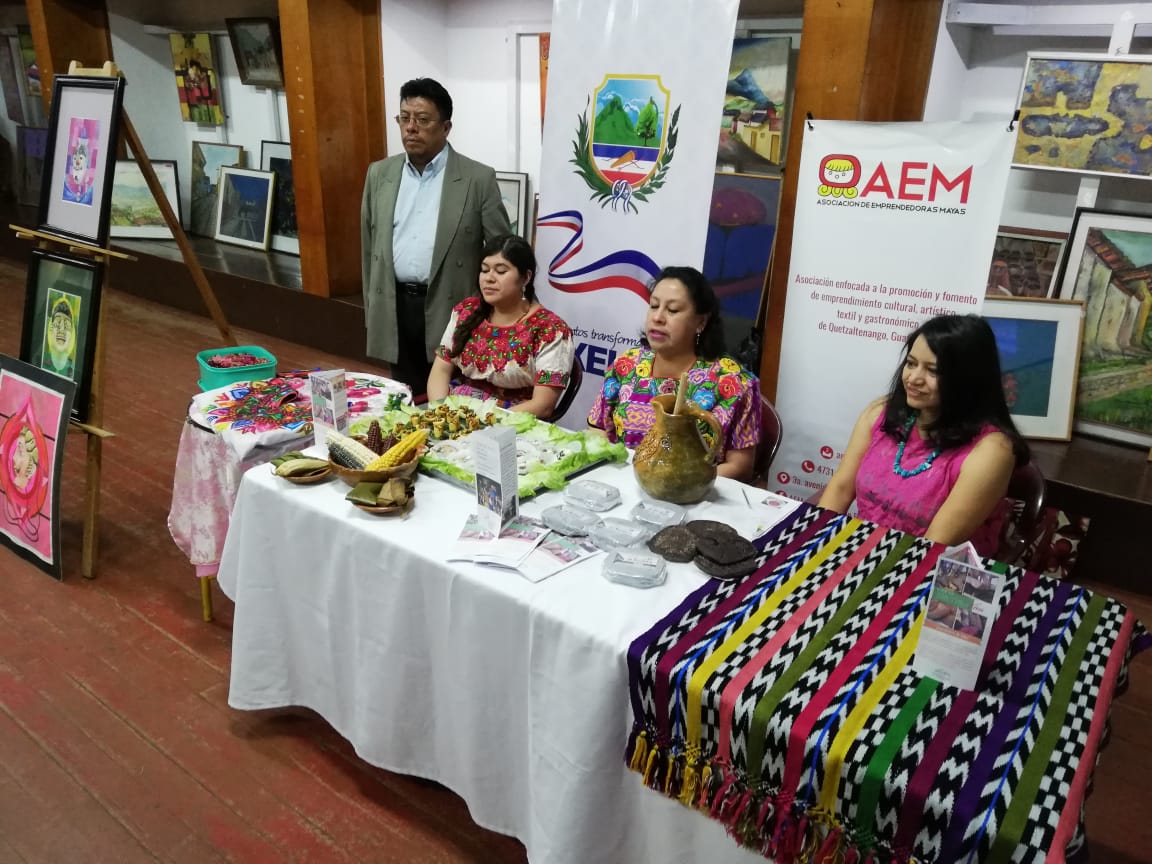 Un grupo de mujeres quetzaltecas ofrece ocho recorridos turísticos para dar a conocer la cultura viva de Xelajú. (Foto Prensa Libre: Mynor Toc)