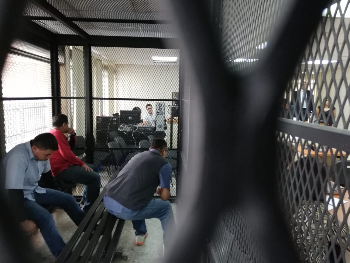 La banda de asaltaturistas escuchó la condena desde la carceleta en la sala de audiencias del Tribunal D. (Foto Prensa Libre: Kenneth Monzón)