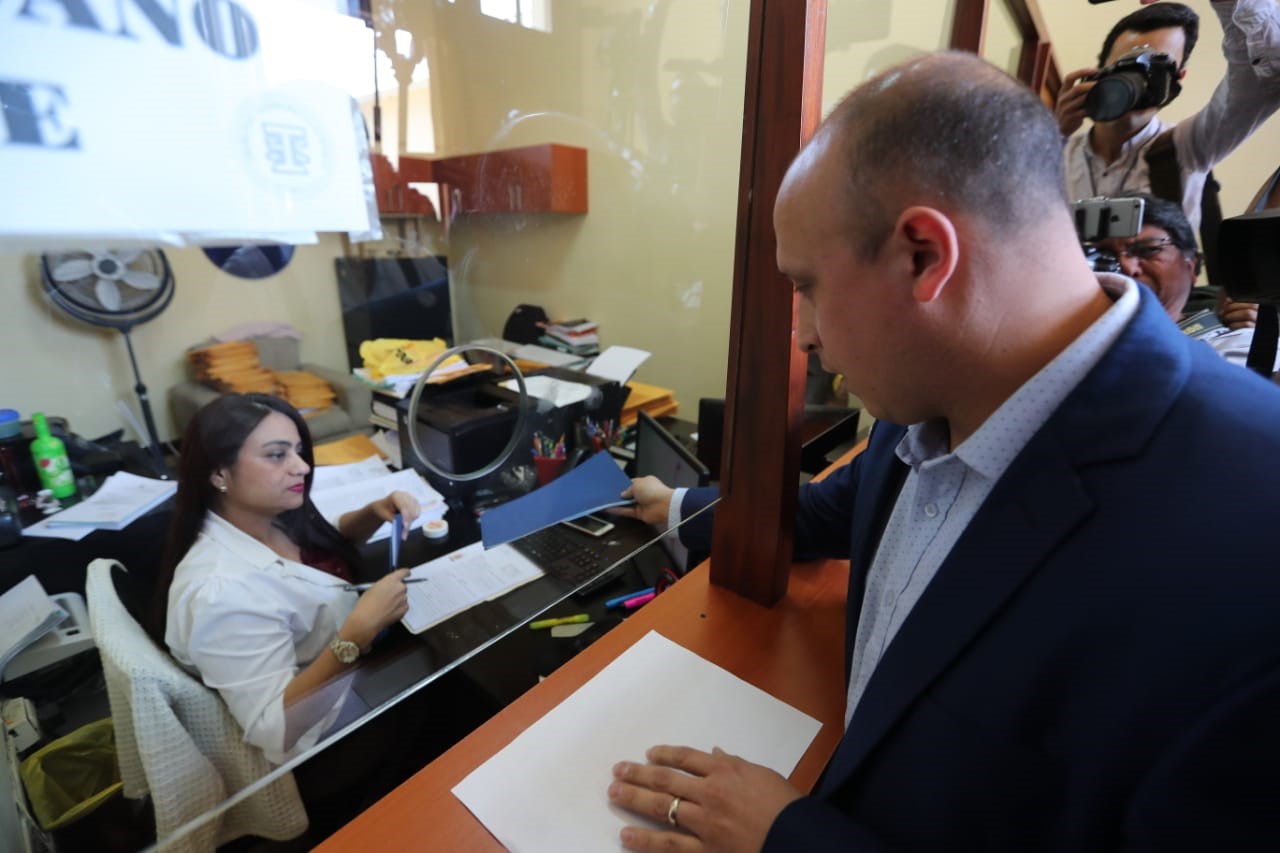 Pedro Cruz de Primero Guatemala presenta una carta y listado de candidaturas con dudas en el Registro de Ciudadanos, (Foto Prensa Libre: Erick Ávila) 