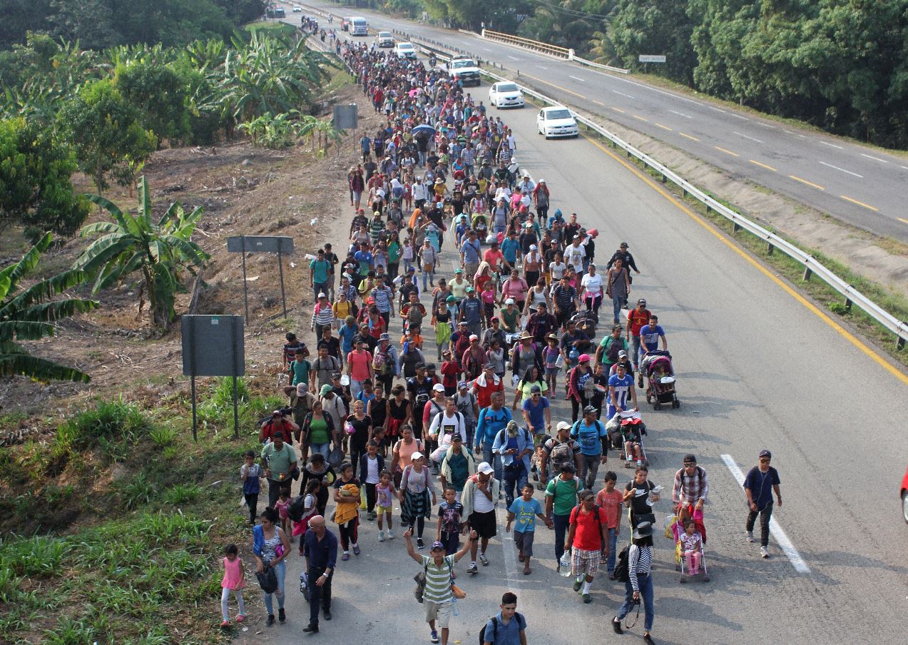 Un grupo de migrantes continúa su camino por Huixtla, México, rumbo a EE. UU. (Foto Prensa Libre: EFE)
