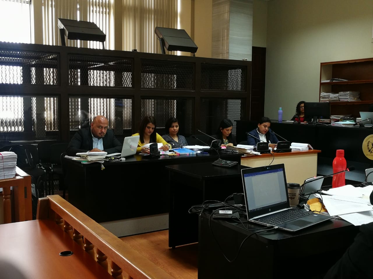 Las fiscales Suleisy Magdalena Gutiérrez Saidi Leticia Guerra Samayoa y Katy Maritza Hernández Gálvez escucharon la nueva acusación en su contra. (Foto Prensa Libre: Juan Diego González)