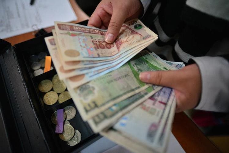 Los bancos del sistema atenderán hasta el Miércoles Santo al medio día y se espera un incremento de la demanda de papel moneda a partir de este Martes Santo. (Foto Prensa Libre: Hemeroteca PL)