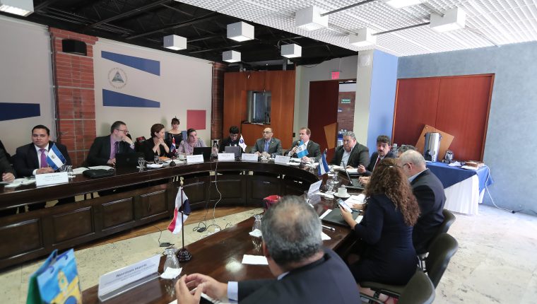 Los ministros de Economía de Centroamérica discutirán en la capital guatemalteca varios temas relacionados a la integración económica el viernes 26 de abril. (Foto Prensa Libre: Hemeroteca)  