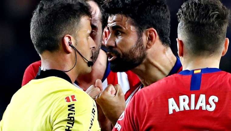Diego Costa fue sancionado por insultar al árbitro Jesús Gil Manzano en el partido contra el Barcelona. (Foto Prensa Libre: AFP).