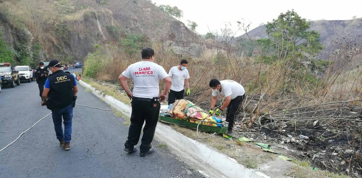 Los Bomberos Voluntarios rescataron los cuerpos mutilados de dos hombres desde un barranco en el kilómetro 10 ruta a Santa Lucía Los Ocotes. (Foto Prensa Libre: @METRO__NOTICIAS)