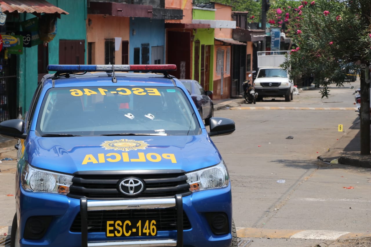 El autopatrulla de la PNC quedó con varias perforaciones de bala, en Escuintla. (Foto Prensa Libre: Carlos Paredes)