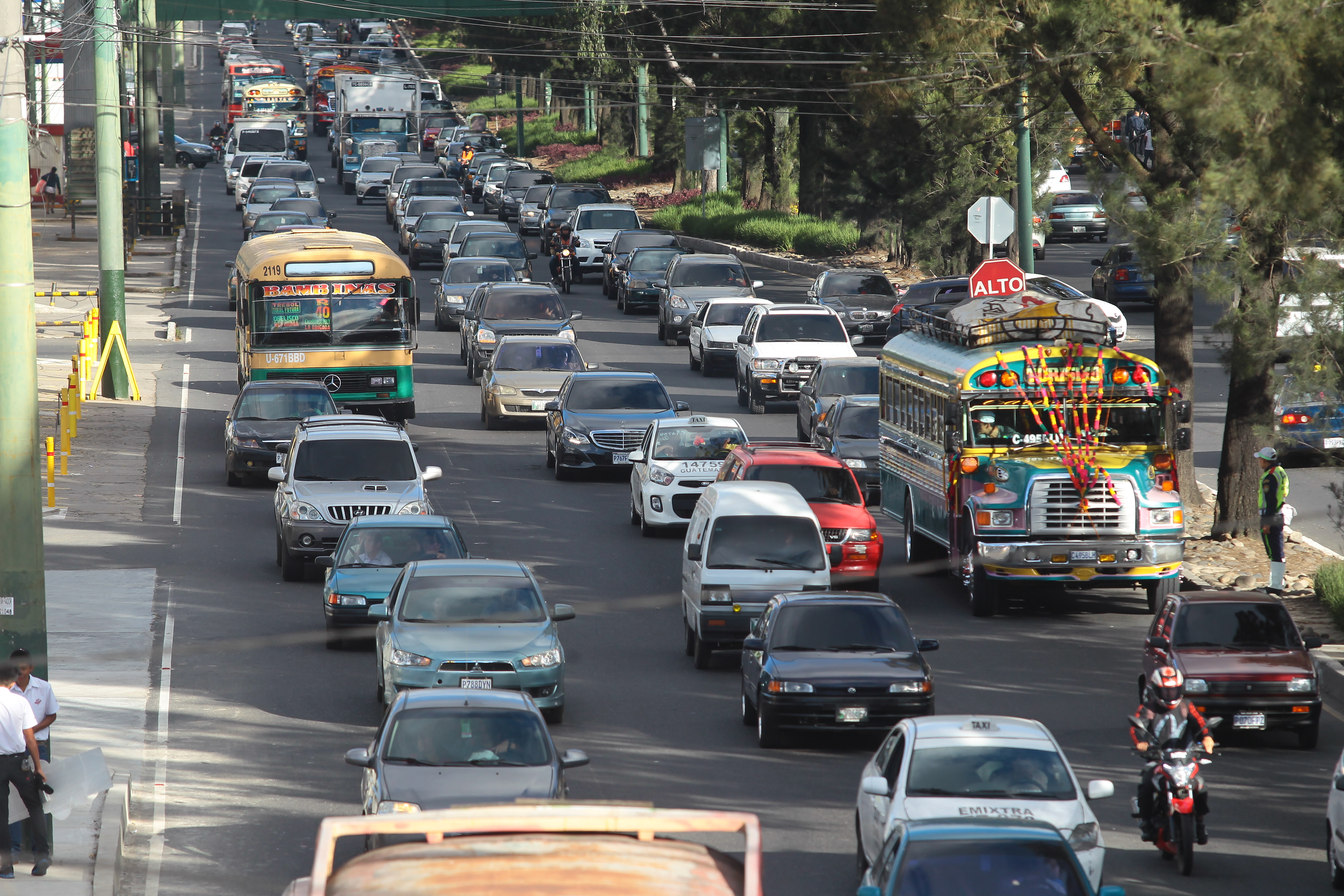 Largas filas de vehículos se observan en la calzada Roosevelt y 6a avenida zona 2 de Mixco. (Foto Prensa Libre: Hemeroteca PL)
