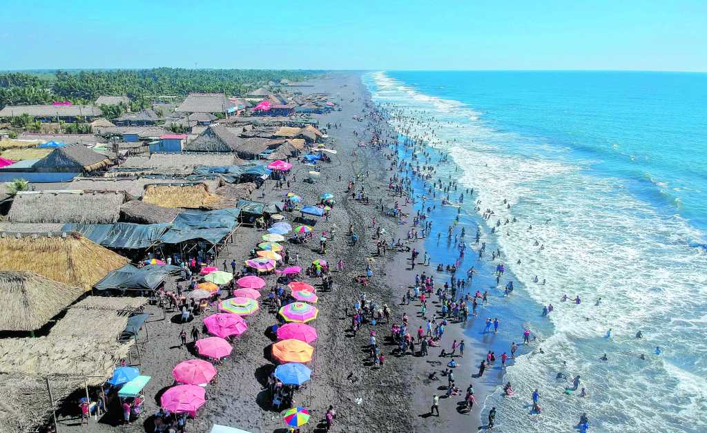 Las playas de la Costa Sur concentrarán una buena parte de los turistas nacionales e internacionales durante los fines de semana largos, por lo que esa región registra una mayor demanda de papel moneda. (Foto Prensa Libre: Hemeroteca PL)