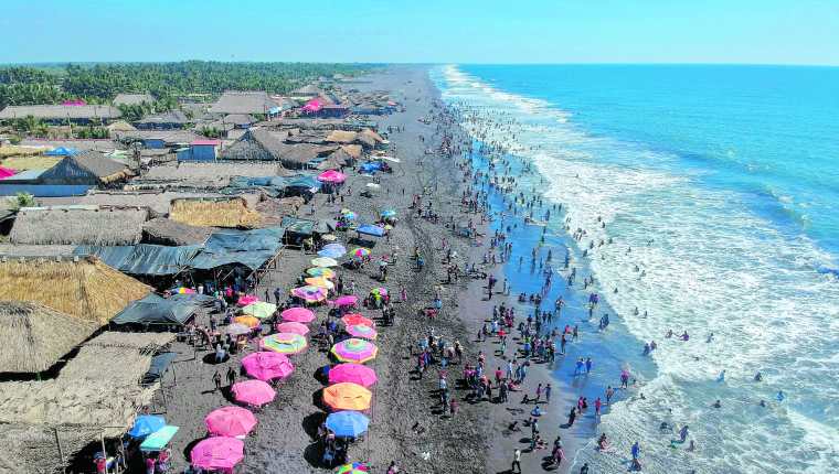 Las playas del pacífico guatemalteco es uno de los lugares que atrae al turismo interno durante Semana Santa, según el Inguat. Varios negocios se beneficiarán de la derrama económica. (Foto Prensa Libre: Hemeroteca) 