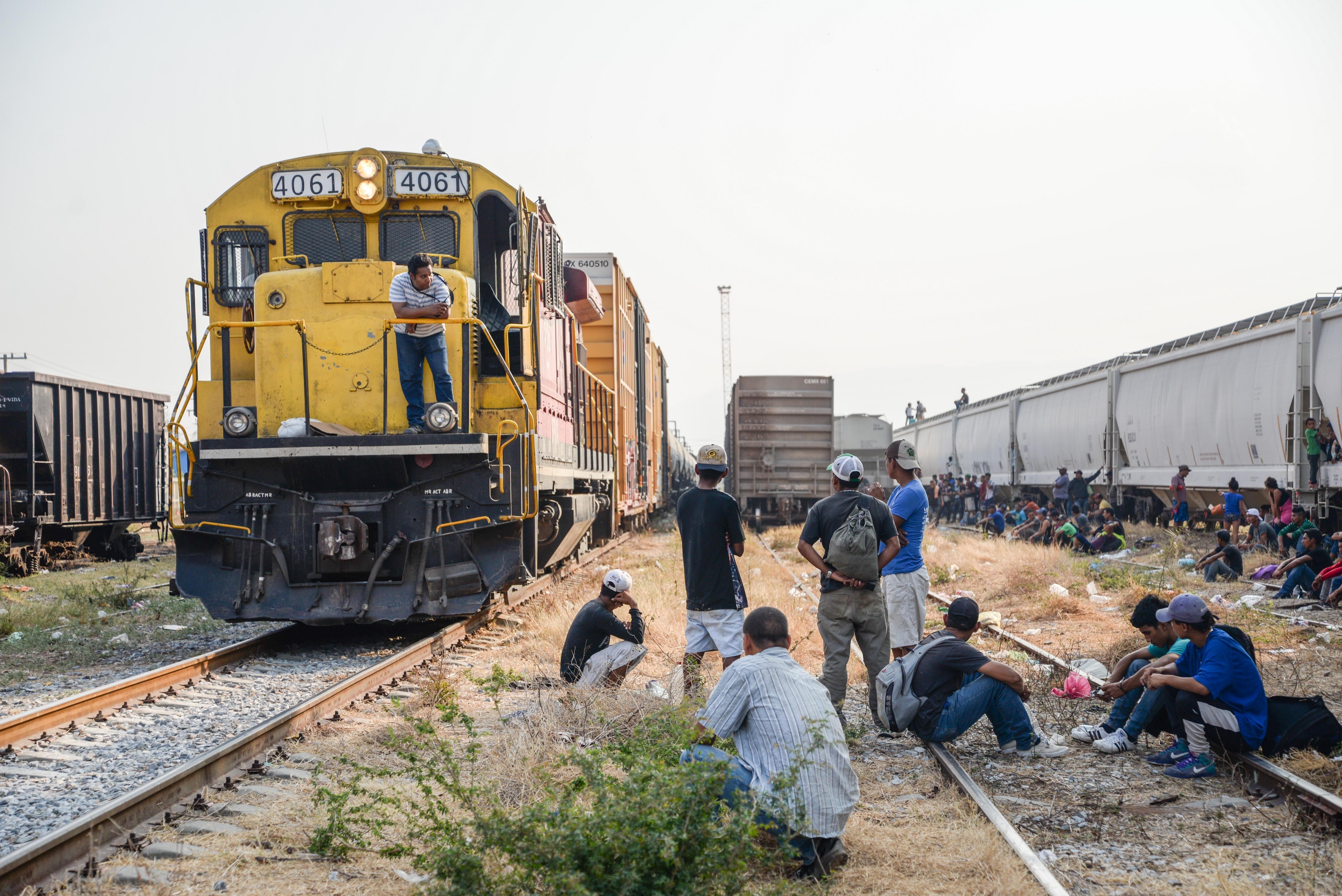  Cientos de migrantes centroamericanos esperan abordar las góndolas del tren "La Bestia" en territorio mexicano, para tratar de llegar a EE.UU. (Foto Prensa Libre:  EFE)