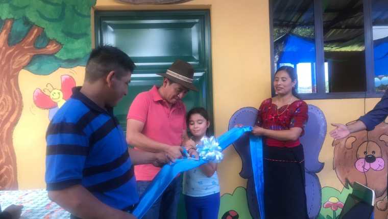 Rony Chalí movió a la comunidad tuitera para construir una escuela de párvulos en  Chuachilil, Yepocapa, Chimaltenango, que fue inaugurada el domingo 7 de abril de 2018. (Foto Prensa Libre: Cortesía)