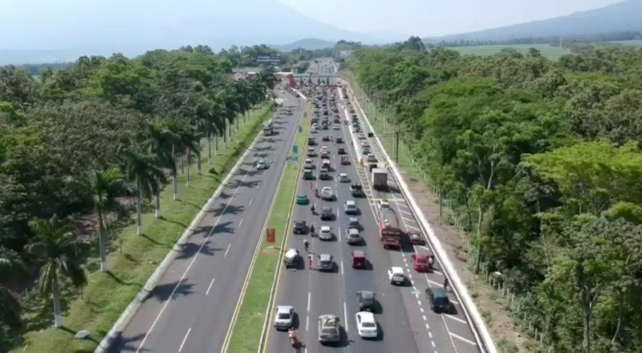 Congestionamiento vehicular se reporta en en peaje debido a la gran cantidad de guatemaltecos que retornan a la capital. (Foto Prensa Libre: Carlos Paredes)