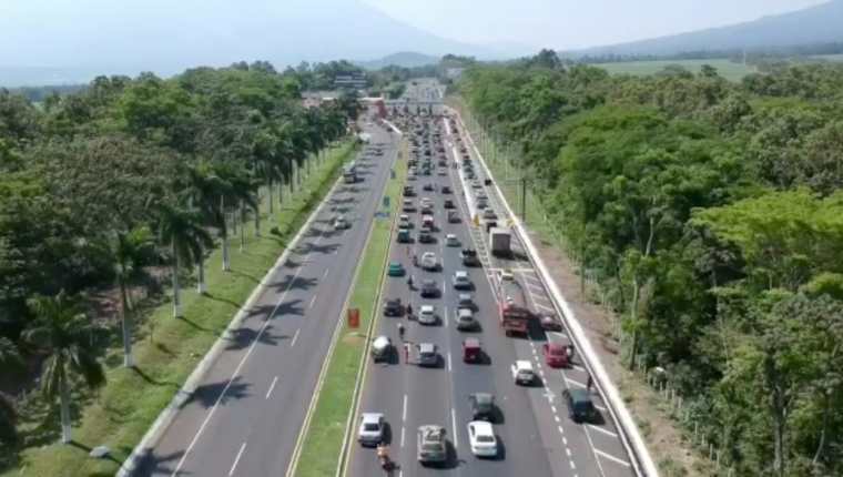 Congestionamiento vehicular se reporta en en peaje debido a la gran cantidad de guatemaltecos que retornan a la capital. (Foto Prensa Libre: Carlos Paredes)