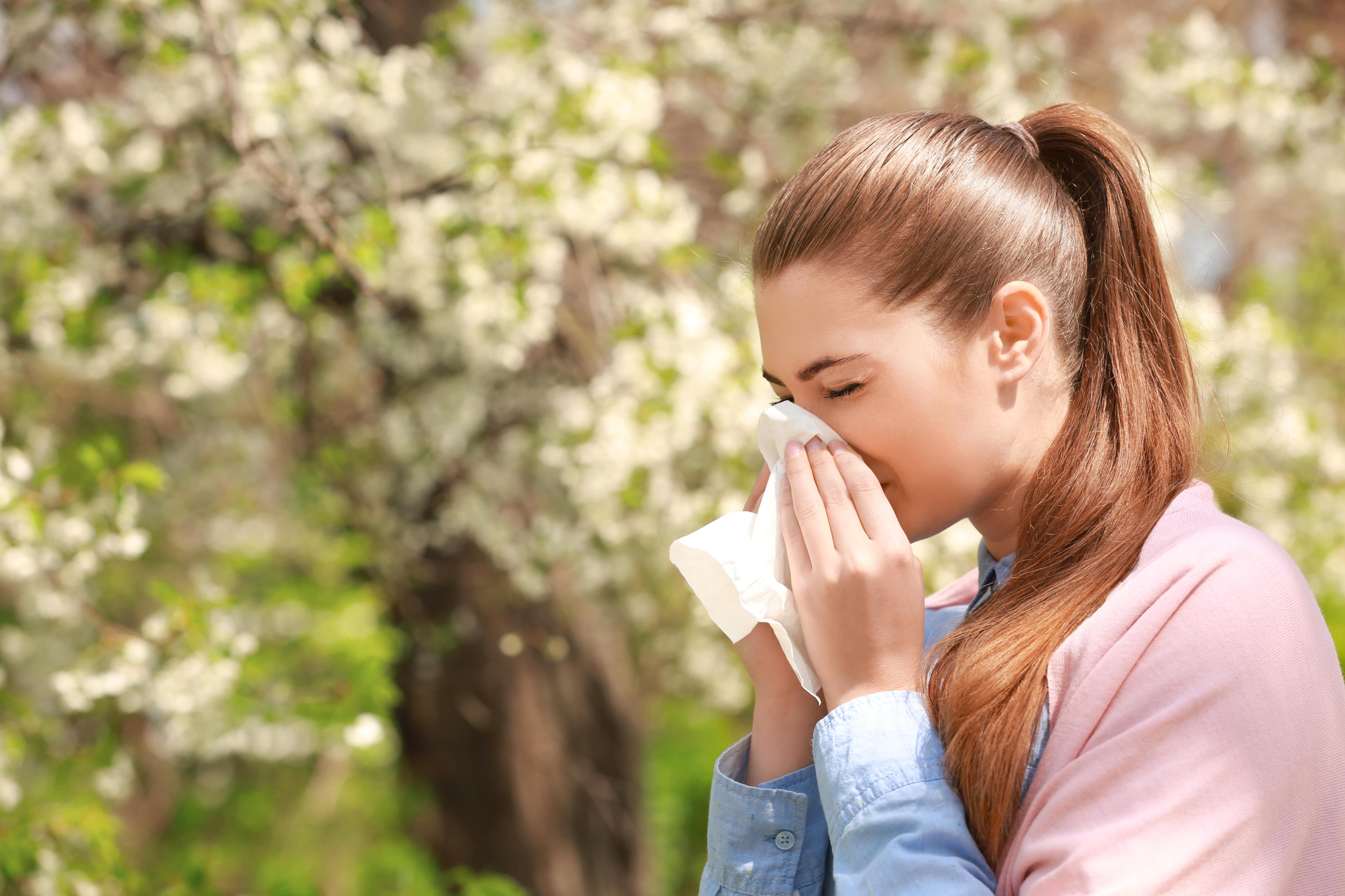 Con la llegada de la época de floración las personas con alergias sufren de estornudos, el escozor en la nariz y el lagrimeo. (Foto Prensa Libre: Shutterstock)