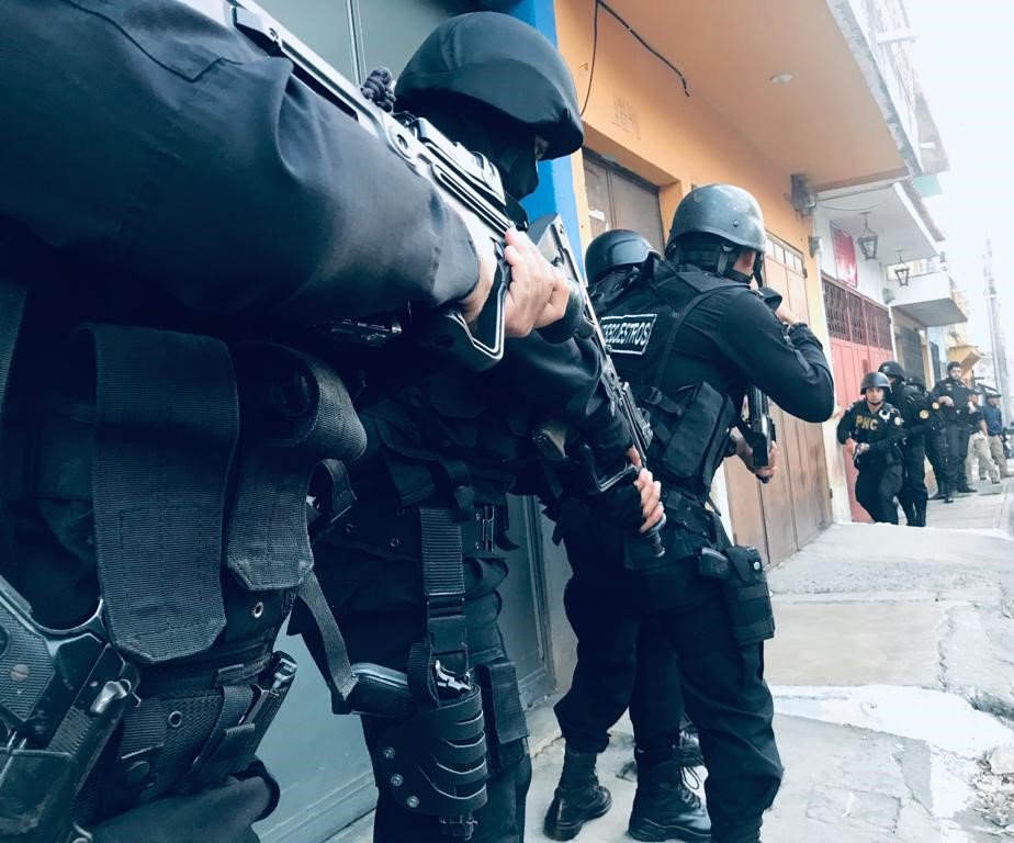 Efectivos policiales, durante uno de los allanamientos en los que buscan a extorsionistas. (Foto: PNC)