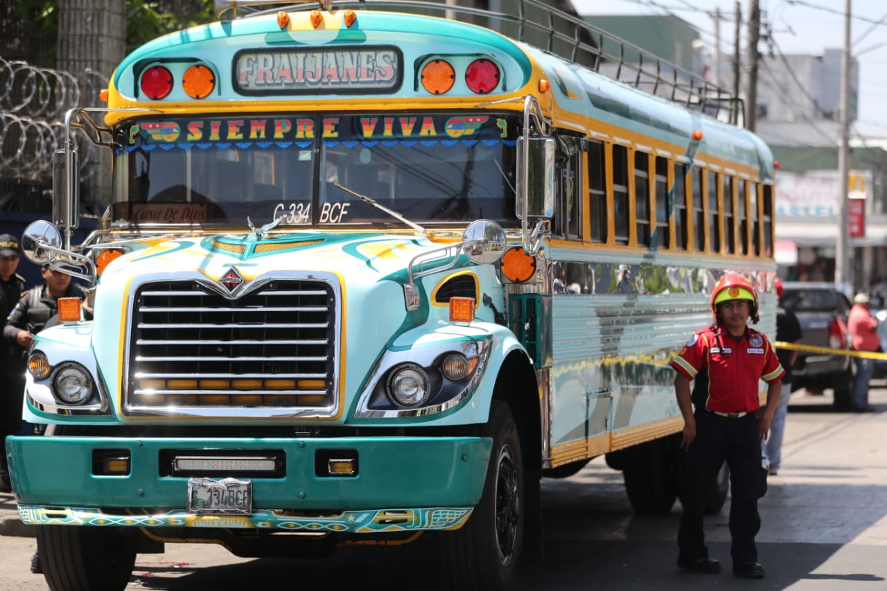 En este autobús fueron atacados los dos supuestos asaltantes. (Foto Prensa Libre: Érick Ávila)