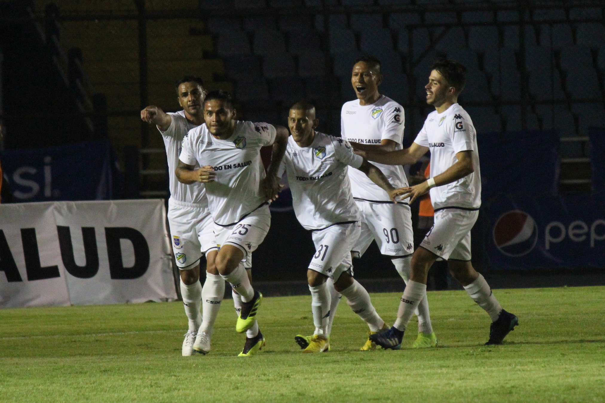 Carlos Estrada celebra con sus compañeros el primer gol de Comunicaciones contra Cobán Imperial. (Foto Prensa Libre: Luis López). 
