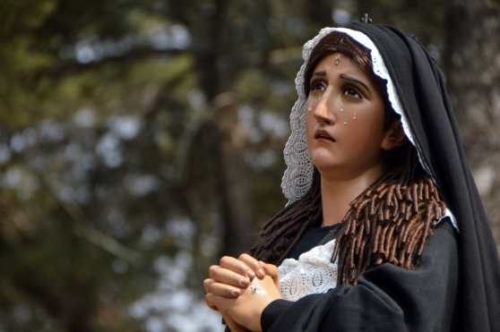La Virgen de Dolores acompaña el paso de Jesús de Santa Ana. Foto Prensa Libre: Héctor González